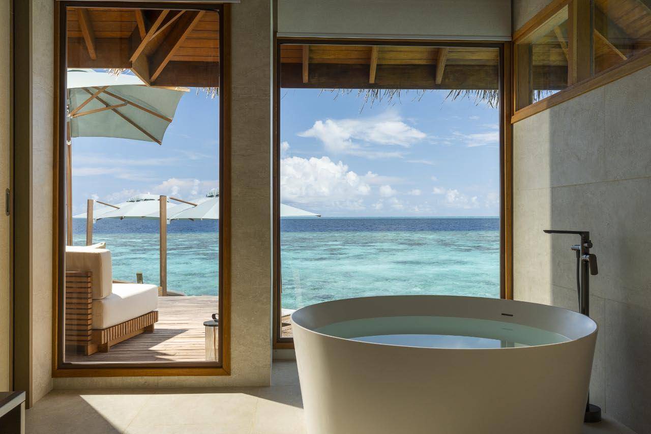 Two Bedroom Ocean Pavilion with Pool, Badewanne, Huvafen Fushi Maldives